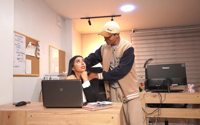 ThiagoLopez: 상사의 아들을 따먹어 현금을 더 벌 수 있는 방법을 아는 거유 비서.