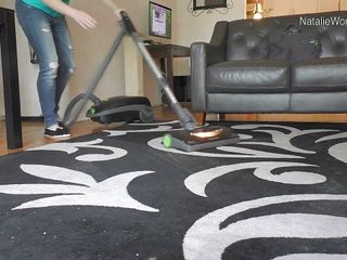 Natalie Wonder: Vakuum mého špinavého koberce, sání rohů podlahy a tkaninové stoličky pokryté...
