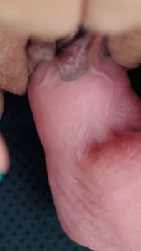 차 안에서 나는 주차장에 멈춰서 낯선 사람들에게 놀랄까 봐 창녀처럼 내 질을 디디도 한다