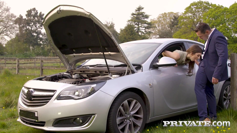 Private.com: Lina Luxa se fait réparer la voiture et une grosse...