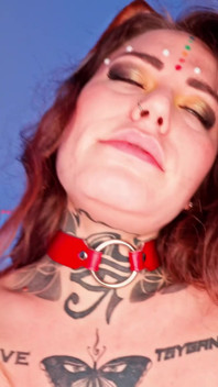 Atemberaubendes tattoo-model mari galore lutscht und fickt einen riesigen schwanz pOV