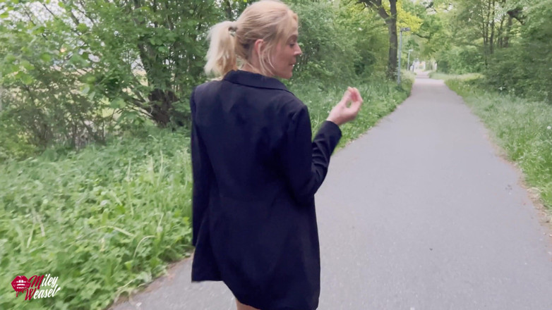 Miley Weasel: Salope blonde ! Un quickie tout juste hors de la route !