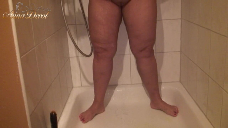 Anna Devot: First pissing, then the shower head in my wet hole