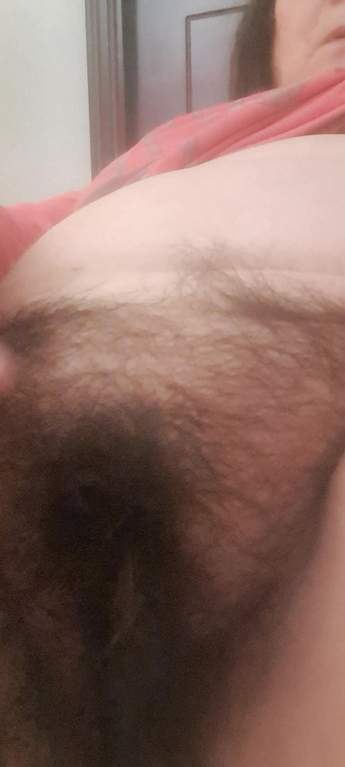 Mommy big hairy pussy: 발정난 엄마, 몸을 과시하고 보지는 정말 털이 무성한