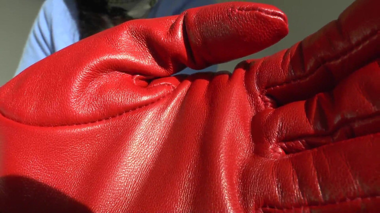 Lady Victoria Valente: Heute Ist Dein Abspritztag! an Roten Lederhandschuhen Schnüffeln, Lady Victoria...