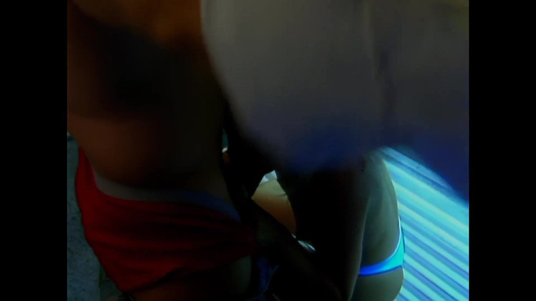 Bewitched!: Duyusal sarışın, solaryumda bir seans sırasında poposundan sikişiyor