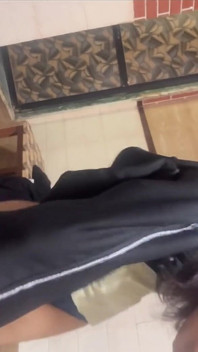 Její přítel ji tak tvrdě šuká a hlasitě se zděšuje