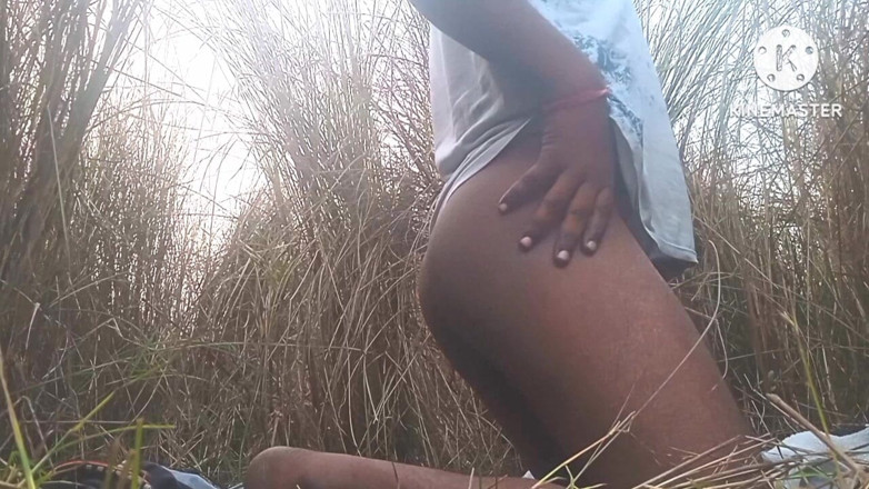 Hotdick_rohit: Băiatul indian de la sat Rohit se masturbează în Pădurea Hotdick...