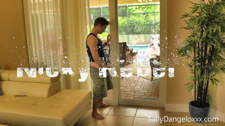 Sally D'Angelo: Ibu tiri dan Sks