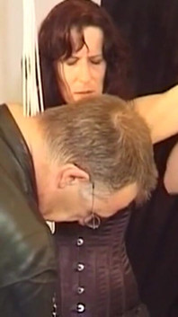 Rijpe brunette onderwerpt zich aan bondage met twee mannen