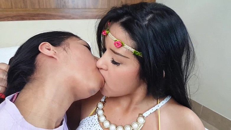 FetishKing: Besos lésbbitos calientes y sexys