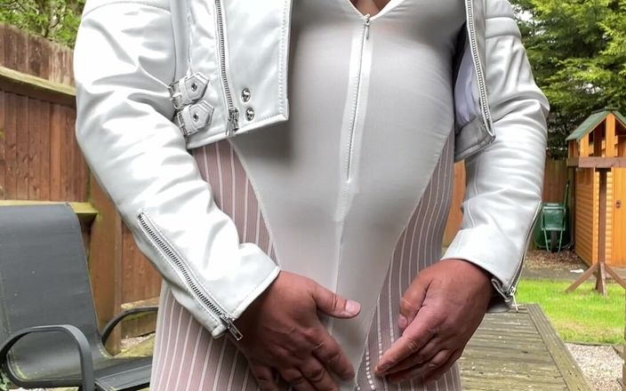 Kellycd2022: Amateur travestiet Kellycd2022 sexy milf pist en masturbeert de pik...