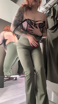 Lieve rondborstige milf verandert van kleding en probeert verschillende outfits terwijl ze zichzelf aanraakt