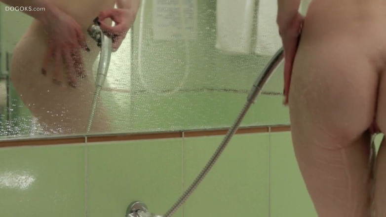 Dogok's: Vialika in the erotic movie Trickles in the jacuzzi
