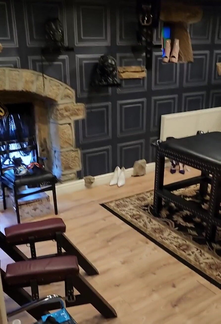 JessicaXD: 橡皮娃娃 - 在地牢里走来走去