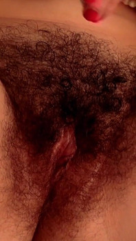 Toate gospodina americană arată tufă naturală completă și fute un vibrator