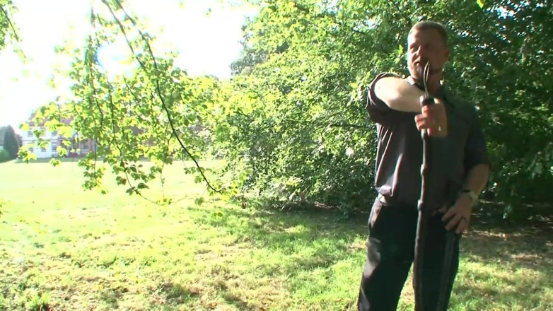 Absolute BDSM films - The original: Dominující ponižuje řetězení na farmě