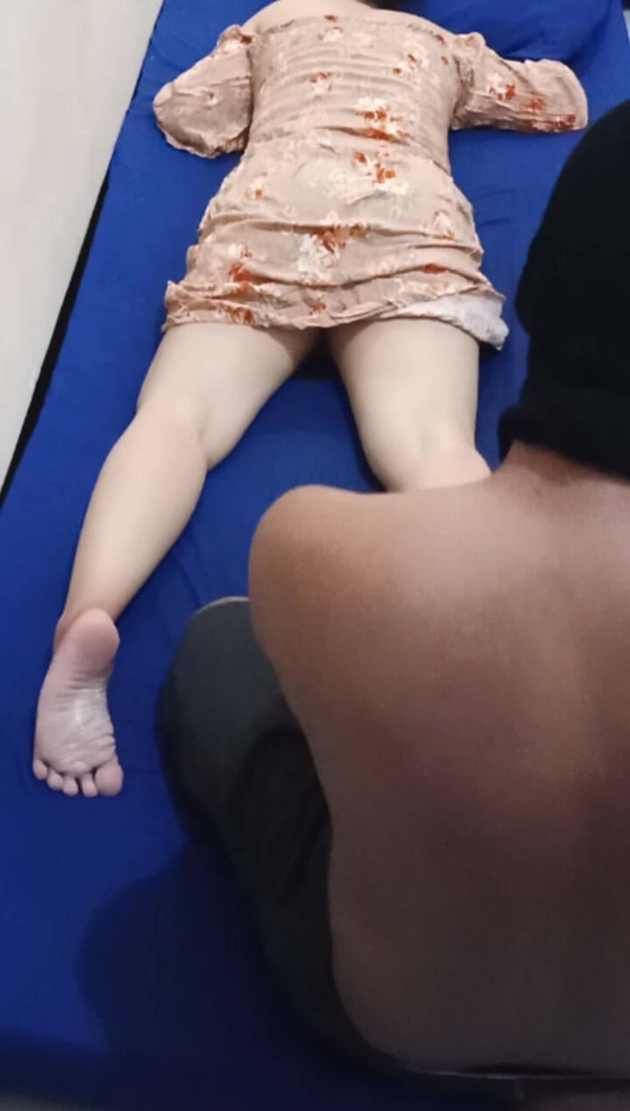 Angelina Pop: 마사지를 받는 동안 이웃의 소녀를 따먹어