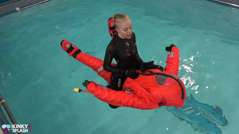 UKCuteGirl Lucy Lauren: Human Life Raft - traje inflado, escrava na piscina