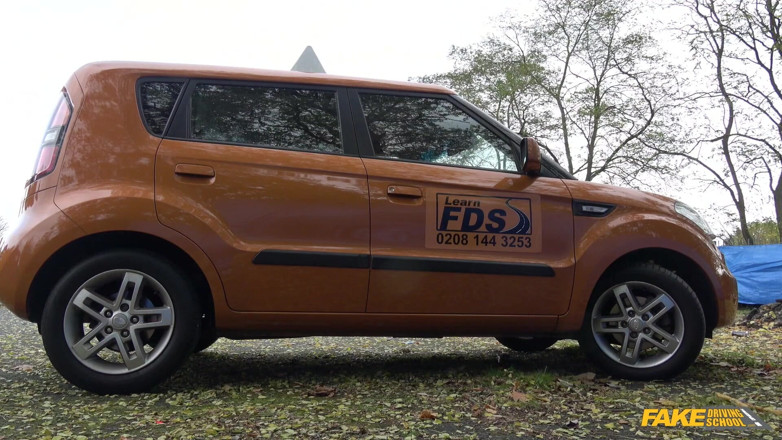 Fake Driving School: Școală de șoferi falsă - superba Negresă Sade nu reușește testul într-o mașină...