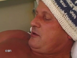 Nasty matures and dirty grannies club: Bunicul este bolnav ca naiba