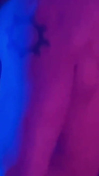 Follando a un padrastro plateado en iluminación sexy