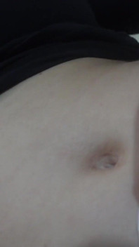 Latina-stiefschwester Putzt Bauchnabel Mit Einem Baumwolltapf Und Dann Nach Dem Putzen Beginnt Sie Mit Ihrem Bauch Zu Spielen