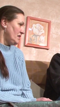 与熟女和年轻的宝贝与巨大的鸡巴三人行
