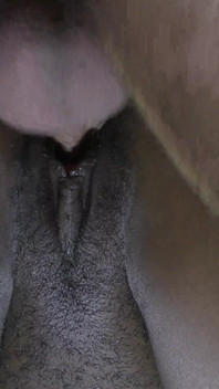 Büyük beyaz yarak zenci sıkı amına domalarak boşalıyor