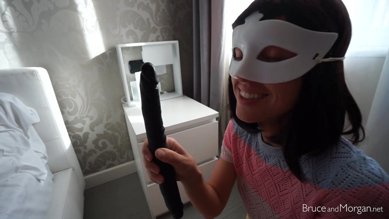 Bruce-and-Morgan: Diep in de keel oefenen met een zwarte dildo