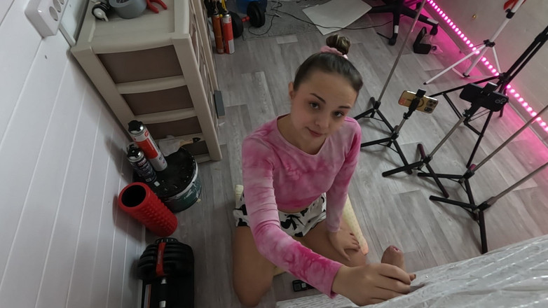 misss_vikki: Seorang pelacur, kemanisan mencair di bawah lidahnya.