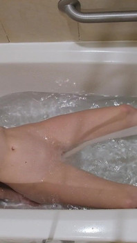 Masturbazione con getto nella vasca da bagno