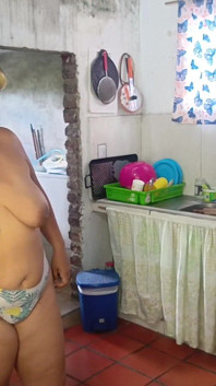 Começamos na cozinha e acabamos na cama fodendo a bunda da minha meia-irmã