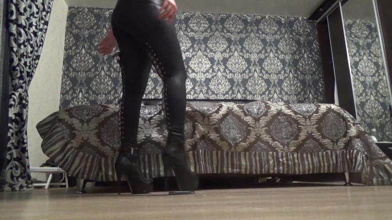 Goddess Misha Goldy: Crushing by My Heels Your I-phone (on Russian Language)
