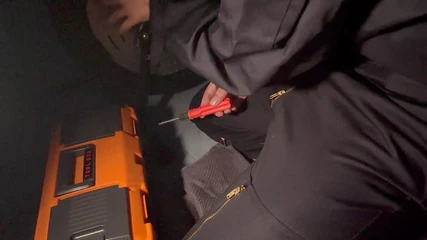 Tamirci bisiklet tamiri sırasında mastürbasyon yapıyor.
