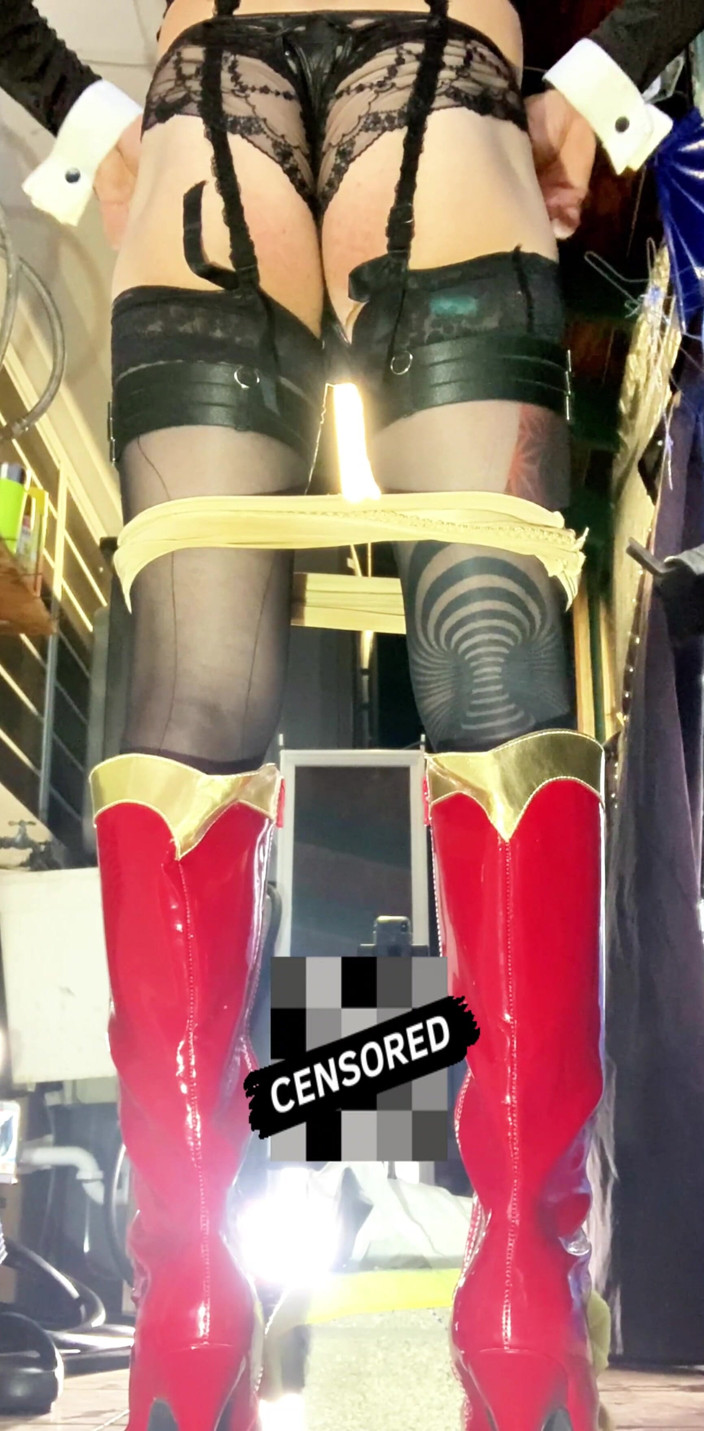 Benito414: Urocza Femboy rozciąga tyłek do wzięcia ogromnego dildo!
