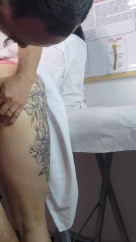 Krankenschwester hat ihren ersten patienten mit einer erektion!