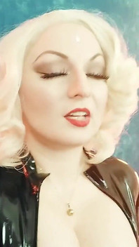 Video Swafoto Getah Lateks Dengan Keinginan Duduk Muka. Arya Grander Fetish Model dan Puan.