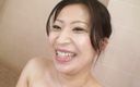 Asiatiques: Brunette slet ruimt op voor een goede neukpartij