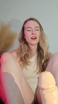 Alice Klay ใช้เท้าที่น่าทึ่ง เท้าเต็มไปด้วยน้ําเงี่ยน