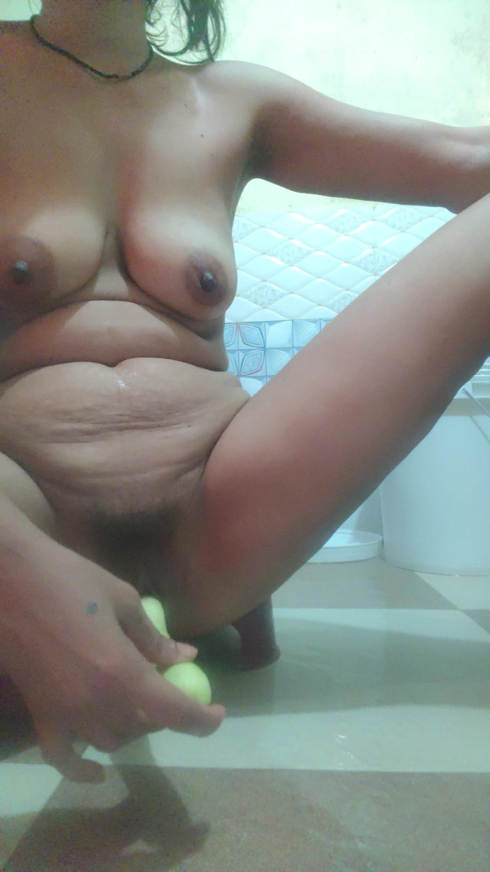 Sexy biwi: Bhabhi ดับความกระหายหีของเธอด้วยการสอดนิ้วเข้าไปในหีเธอ
