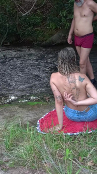 L'incontro con uno sconosciuto alla cascata finisce con il sesso.