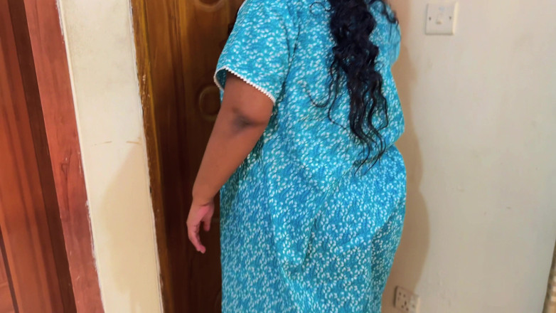 Aria Mia: Pembantu rumah Arab Muslim berpantat besar membersihkan bilik saya, kemudian...