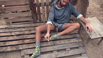 Kuzzi kuzzi socks: RAGAZZO ALL'APERTO GIOCA CON UN CAZZO E SBORRA UN ENORME...