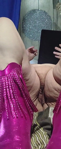 Nadržená žena v domácnosti sleduje porno, víš co má