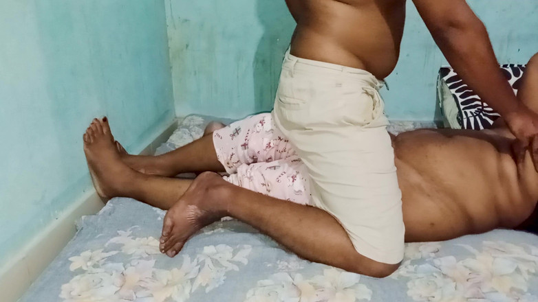 Hoktoml99: Aku dan adik tiriku lagi sendirian di rumah, adik tiriku...