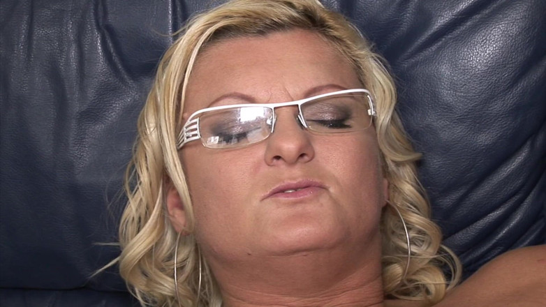 Mature Pussies: Lesbian affair with mature stepmom!