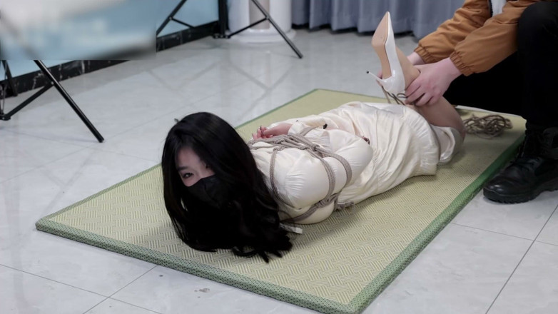 Asian bondage: Teman wanita memakai gaun dan stoking, diikat dengan tali