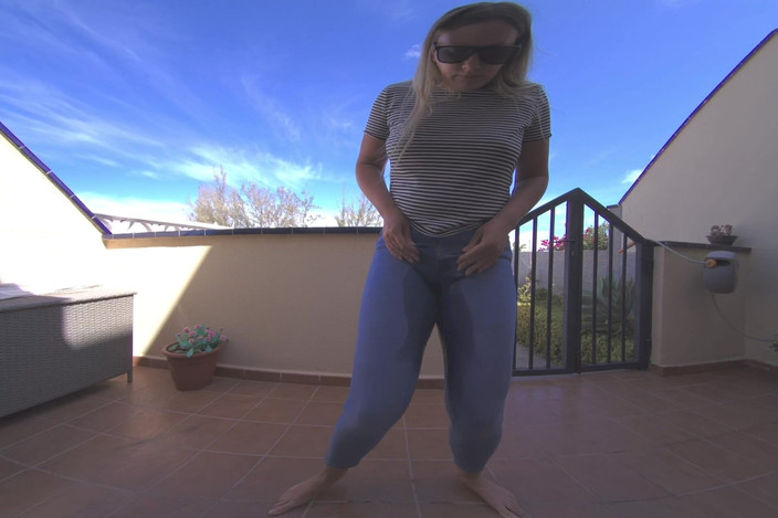 VR Sunshine: Desperata utomhusjeans vätande kissa