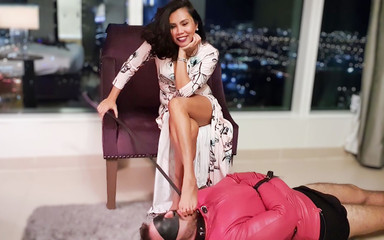 DominaFireOfficial: 由domina Fire的足部崇拜和窒息